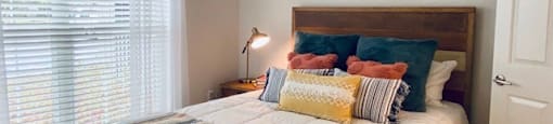 bedroom with a bed and a lamp at Mainstreet Apartments, Florida, 33756